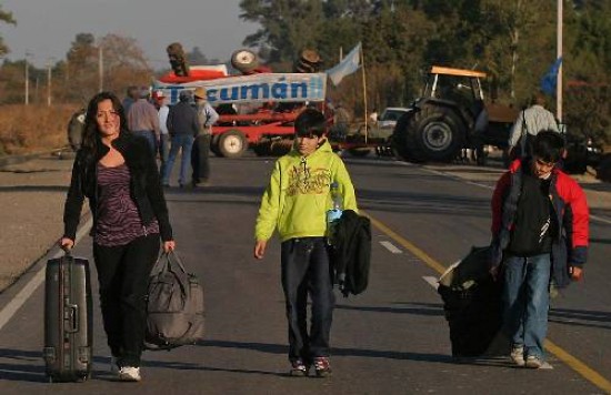 De los 200 piquetes, el más crítico es el de Tucumán. No dejan pasar ni siquiera autos particulares ni micros. Sólo ambulancias.