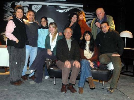 Actores, músicos y plásticos de Bariloche se unieron en la puesta de "¡Violenta... será tu casa!".