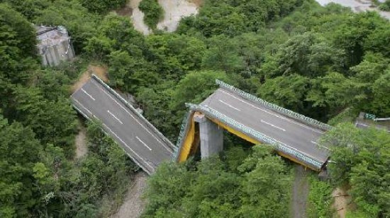 El terremoto rompi un puente que una dos ciudades, pero no hubo que lamentar vctimas.