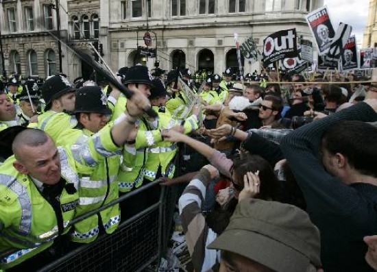 Los manifestantes protagonizaron incidentes con la polica britnica a la llegada del presidente norteamericano.