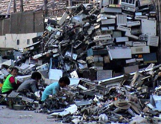En otros países la deposición final de los residuos informáticos está reglamentada.