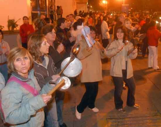 Cientos de personas se acercaron al Monumento a San Martín en Neuquén.