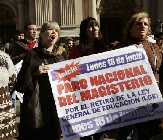 Profesores rechazan el acuerdo para la reforma educativa chilena.