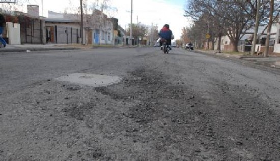 Muy poco dur el asfalto en una de las principales calles de Roca.