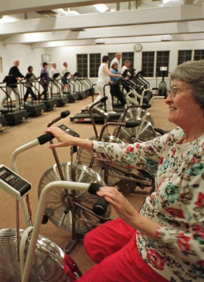 La actividad física contribuye a disminuir los dolores musculares que provoca el sedentarismo.