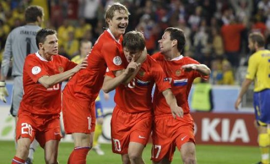 Todos los abrazos son para Andrei Arshavin, autor del segundo gol y figura del partido. Rusia ahora deberá enfrentar a Holanda.