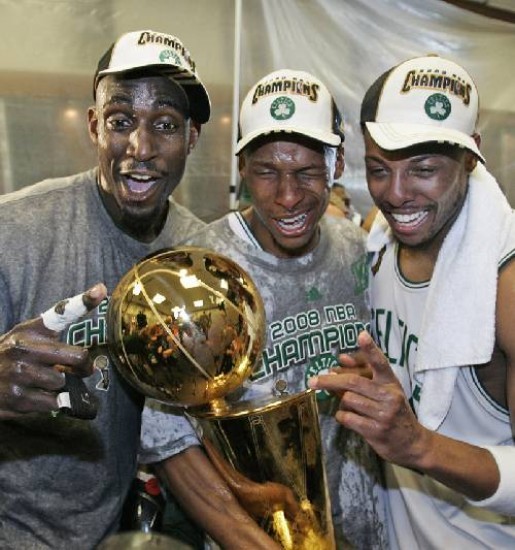 Kevin, Ray y Paul, nombres que quedarn en la historia de los Celtics. El 17 lograron la corona 17. Ninguna desgracia...