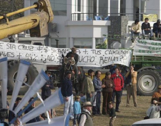 Los produc-tores no se movieron de los costados de los caminos.