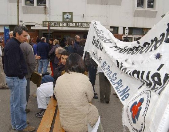 Los profesio-nales cortaron la calle Buenos Aires en protesta.