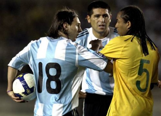 Messi y Riquelme ante Anderson, el mircoles por la noche en Belo Horizonte. La dupla se entendi en varios pasajes del clsico.