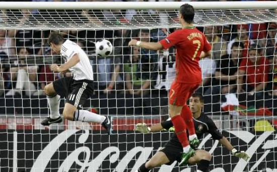 Camino abierto a semifinales. Klose anticipa a Cristiano Ronaldo y a Ricardo, y marca el segundo tanto alemán. 