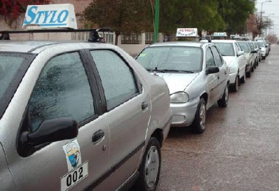 En caravana y a los bocinazos protestaron por las calles de la ciudad.