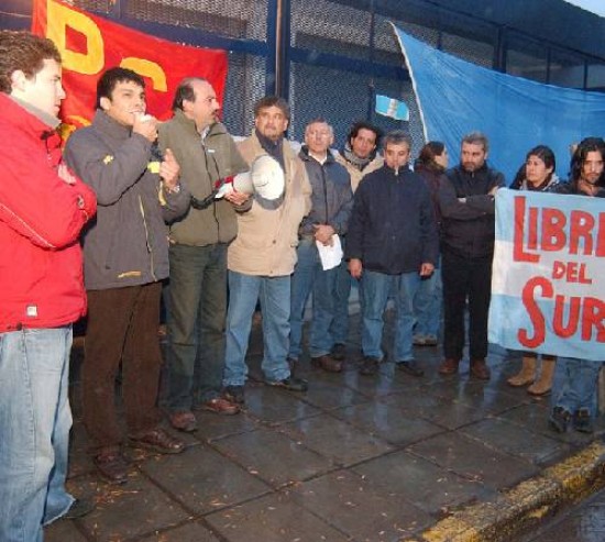 Bajo la lluvia y con mucho frío se hizo la concentración en la puerta de la petrolera.