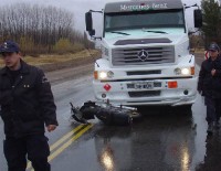 La moto, para fortuna de su conductor, qued trabada en la parte inferior del paragolpe.