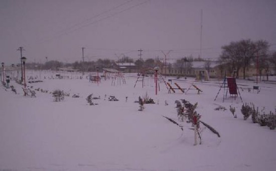 Calefaccionarse y transitar con seguridad son los problemas que inmediatamente plantea la nieve en la Región Sur. Nieve en Los Menucos. La precipitación empezó temprano y pronto se acumuló.