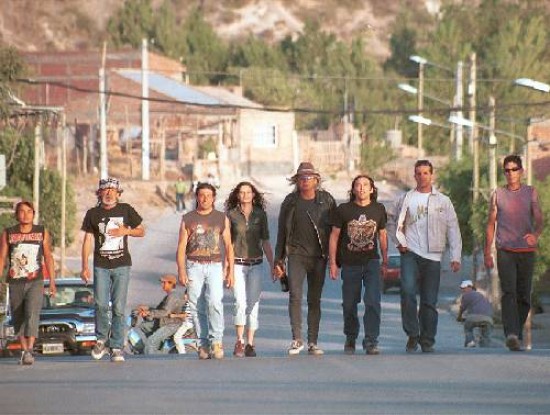 La familia Salvi tocar junto a grupos locales, a beneficio de la primera escuela rural de la localidad cordillerana.