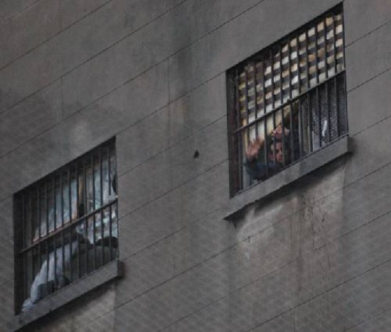 Los presos se comunicaron con sus familiares a travs de las ventanas del penal.