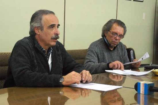 El presidente de la entidad, Néstor Zambelli, y Osvaldo Franco, del INTI, durante la conferencia de prensa de ayer.