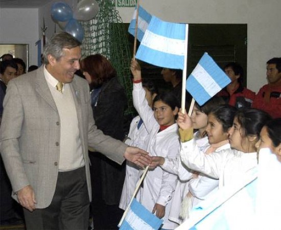 El gobernador dijo que los colores de la bandera representan "el símbolo de la independencia, la libertad, la justicia y la dignidad" .