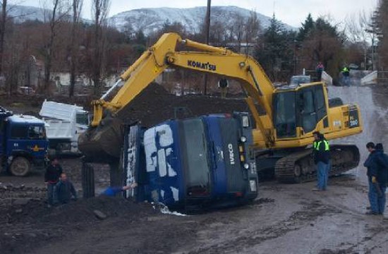 El camin de la Direccin de Vialidad termin de costado mientras trabajaba en la reparacin de la ruta 43.