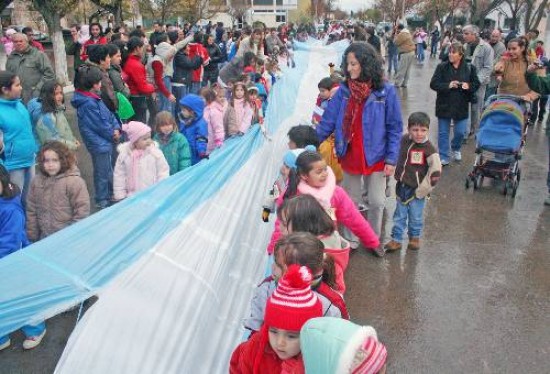 Los cinco Jardines de Ro Colorado confeccionaron una bandera de 120 m y recorrieron las calles hasta la plaza central. En la Comarca petrolera, nios de cuarto realizaron su promesa a la Bandera.