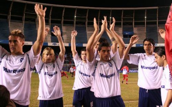 Los muchachos de Borghi saludan a su gente. Cost, pero los de Avellaneda se metieron en la Sudamericana.