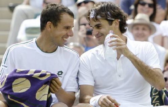 Hrbaty compar-ti la silla con Federer.