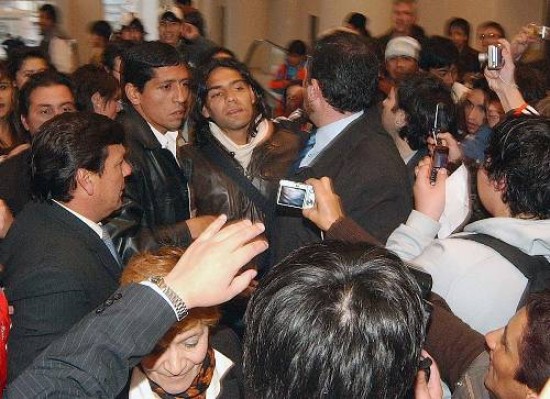 Radamel en medio de los hinchas millonarios que ayer no perdieron la oportunidad de conocerlo en persona.