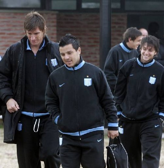 Rumbo a la "Docta". Sava, Estevez y Yacob, sonrisas antes de viajar.