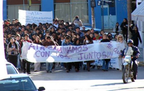 La movilización comenzó en el colegio al que concurría la víctima y finalizó frente a la sede de las fiscalías.