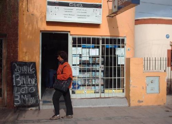 Los delincuentes amenazaron a un cliente con un arma blanca y huyeron a la carrera.