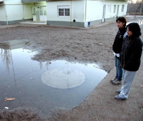 Los líquidos cloacales forman parte del escenario diario de la Escuela 50.