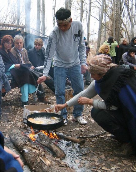 A pocos metros del río Limay, los mapuches que viven en Neuquén capital compartieron una de sus principales ceremonias con personas no mapuches y funcionarios. Quieren tener barrio y cementerio propios.