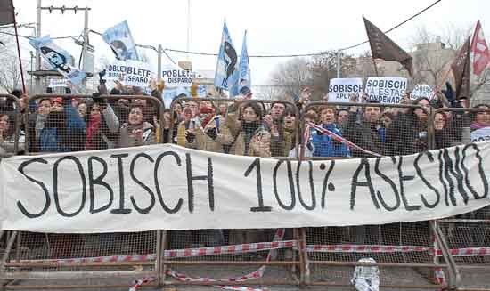 Unas doscientas personas de distintas organizaciones sociales llegaron hasta el vallado y al grito de 