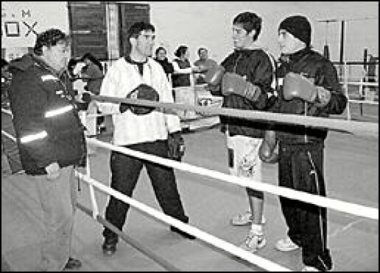 Guerrero y "Ninja" Basualdo junto a dos de los boxeadores que irán al Nacional.