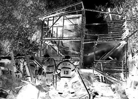 Por estar enteramente construida en madera, de la casa de Juan Torres slo qued el esqueleto ennegrecido.