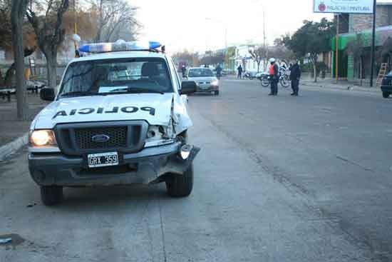 El patrullero chocó cuando se dirigía al lugar del accidente que le costó la vida al joven.