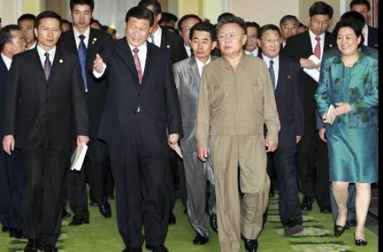 El presidente norcoreano Kim Yong Il con el negociador chino, poco antes de conocerse la entrega de la documentacin. 