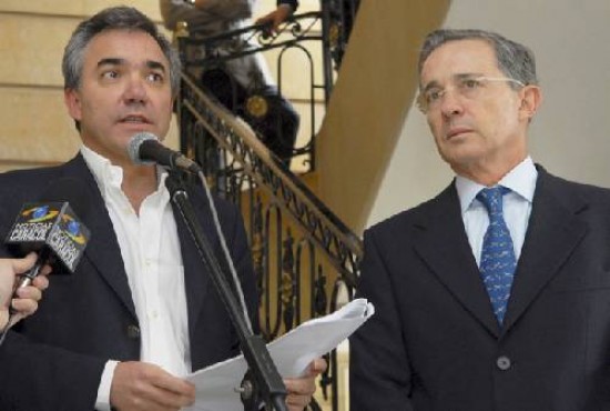 Uribe explica junto a su asesor que no busca otro mandato, sino legitimar el actual.