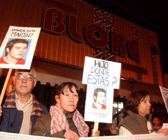 Tras recorrer las avenidas Argentina y Olascoaga, la marcha llegó al boliche donde el joven fue visto por última vez.