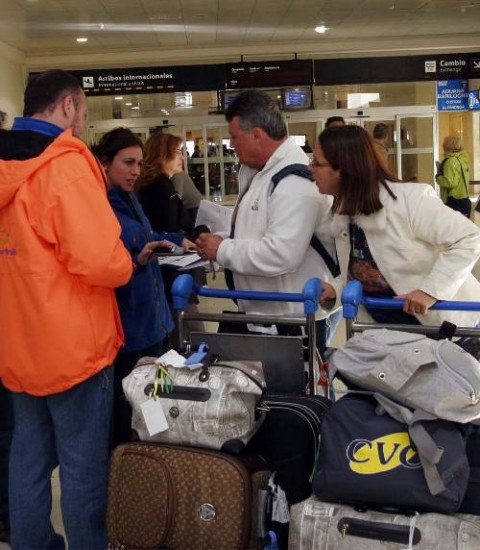 Los turistas tan esperados llegaron finalmente a Bariloche para cambiarle la cara a la ciudad. El aeropuerto fue un mundo de gente.