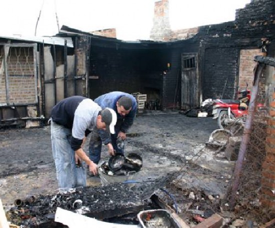 El incendio destruy todo en la casa prefabricada.