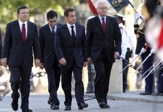 El presidente francés camina con el presidente de la Comisión Europea, Durao Barroso, tras la discusión con Mandelson. 