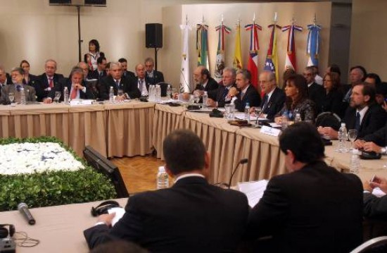 Los presidentes y sus asesores en la sesión de ayer en Tucumán.