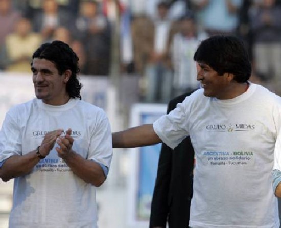 El momento en que Morales llega a Tucumán. El presidente boliviano con Ortega, en el partido de ayer.