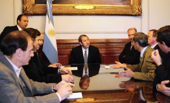 Cobos siguió ayer con sus gestiones por más consenso que irritan a los Kirchner: recibió a la cúpula de la Iglesia y a 500 intendentes
