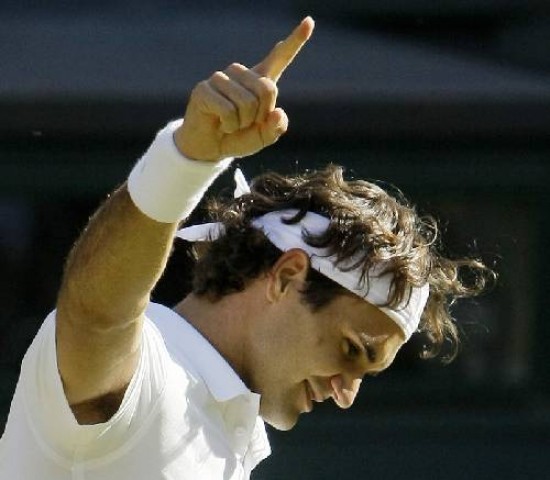Federer slo tuvo problemas con la lluvia, que lo sac de ritmo. Nadal juega cada vez mejor en el csped de la catedral del tenis.