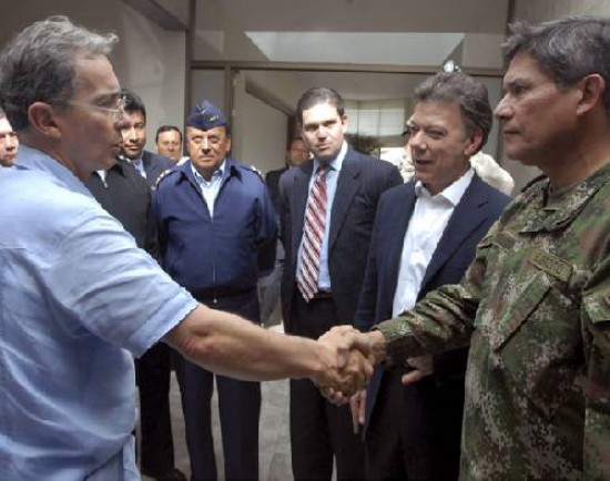 El mandatario colombiano felicita al encargado del operativo de rescate.
