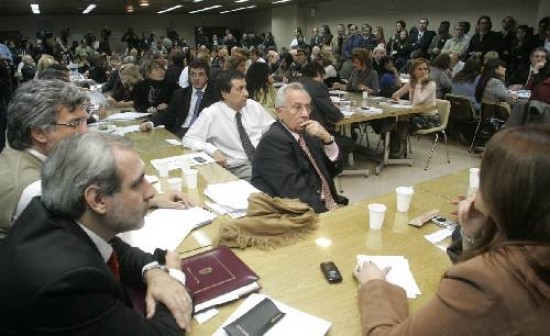 El plenario de comisiones en Diputados comenzó con retraso y finalizó abruptamente tras las llamadas desde La Rosada.