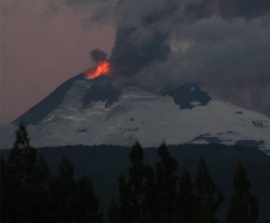 Este volcán (foto) junto con el Chaitén les recuerdan a los chilenos que viven en uno de los territorios con mayor actividad eruptiva.